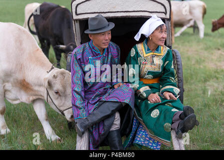 Ein mongolisches Paar in traditionellen Kostümen an ihren Sommer wiesen Camp gekleidet, der Inneren Mongolei, China Stockfoto