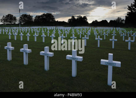 Reihen von Rücken an Rücken doppelte Kreuze in der französischen Nationalen Friedhof (La Nécropole nationale), Jonchery-Sur-Suippe, Champagne, Frankreich. Stockfoto