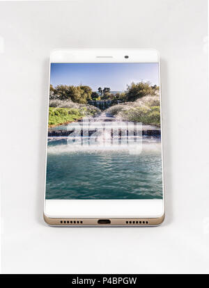 Moderne Smartphones mit großes Bild von Wasserfall in Rom, Italien. Konzept für Reisen smartphone Fotografie. Alle Bilder in dieser Zusammensetzung sind Stockfoto