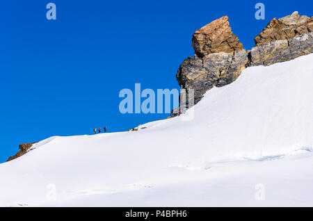 Eisklettern am Gletscher in den Bergen der Schweiz - Aletschgletscher Stockfoto