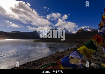 Das ist ein Bild für Gurudongmar See wie der See begann zu Beginn des Winters eingefroren ist. Stockfoto