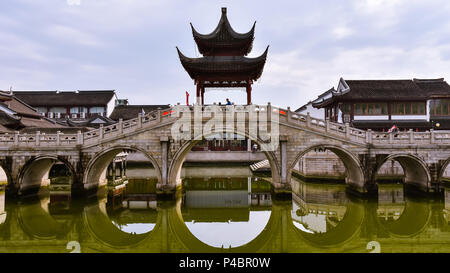 Mehrere Bögen steinerne Brücke mit Pagode Pavillon auf der Oberseite, Wuxi, Jiangsu, China. Stockfoto