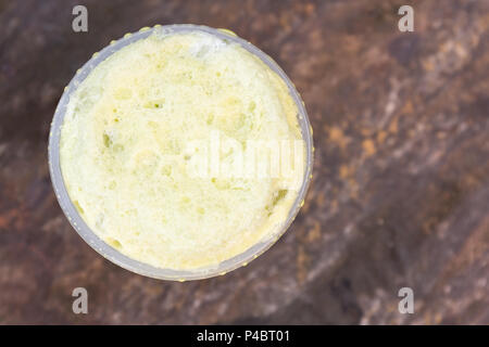 Grüner Tee Eistee frappe im Takeaway Schale auf Holz Tisch Hintergrund. Stockfoto