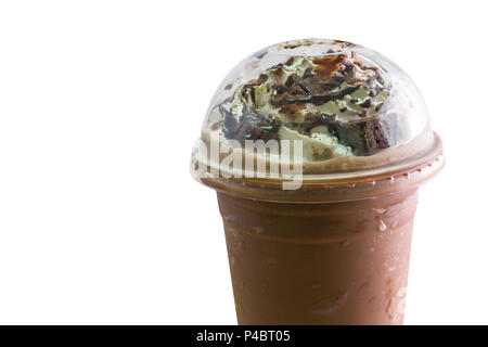 Close Up Chocolate Brownie iced Frappe im Takeaway Cup auf weißem Hintergrund. Stockfoto