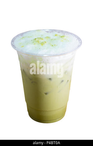 Grüner Tee Eistee frappe im Takeaway Cup auf weißem Hintergrund. Stockfoto