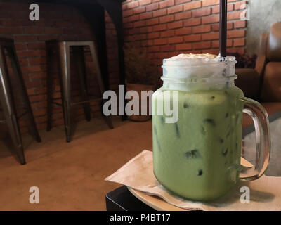 Grüner Tee Eistee frappe in Bäckerei Vintage Style. Stockfoto