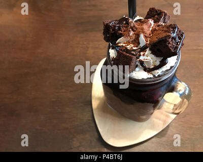 Schokolade Milchshake mit Brownie Richtfest im Cafe. Stockfoto