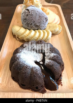 Schokolade Lava mit Schokolade Eis in der Cafe gesetzt. Stockfoto