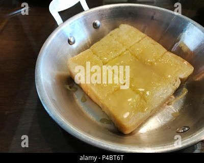 Toast Brot mit Butter Milch Zucker Richtfest im Cafe. Stockfoto