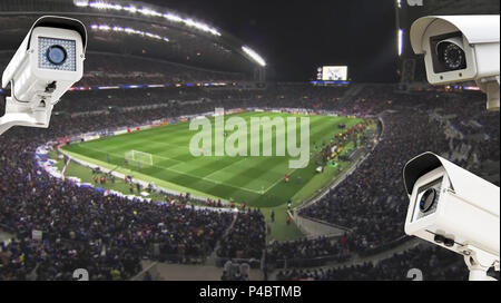 Den CCTV-Kamera im Fußball-Stadion bei Nacht Zeit Hintergrund. Stockfoto