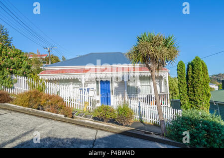 Dunedin, Neuseeland - 5. Mai 2016: Gehäuse in die Baldwin Street in Dunedin, Neuseeland befindet. Es ist die Welt, die steilste Straße der Welt. Stockfoto