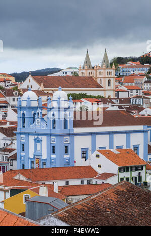 Portugal, Azoren, auf der Insel Terceira, Angra do Heroismo, erhöhte die Stadt mit Igreja da Misericordia und Santissimo Salvador da Se Kirchen Stockfoto