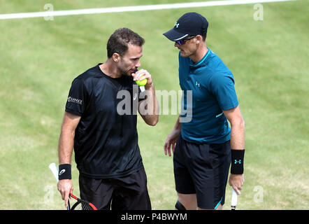 Der Engländer Jamie Murray (rechts) und der Brasilianer Bruno Soares (links) am vierten Tag der Fever-Tree Championship im Queen's Club, London. DRÜCKEN SIE VERBANDSFOTO. Bilddatum: Donnerstag, 21. Juni 2018. Siehe PA Geschichte TENNIS Queens. Bildnachweis sollte lauten: Steven Paston/PA Wire. . Stockfoto