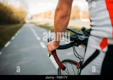 Männliche Radfahrer in Sportswear Radfahren auf Asphalt Stockfoto