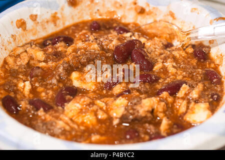 Unordentliche Platte mit splattered gesunde Bohneneintopf und Gemüse in der Nähe zu sehen. Stockfoto