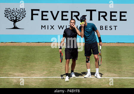 Großbritanniens Jamie Murray (links) und Brasiliens Bruno Soares während ihrer Doppel an Tag vier des Fever-Tree Meisterschaft am Queen's Club, London. Stockfoto