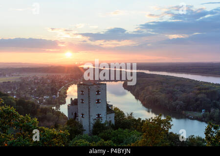 St. Andrä-Wördern, Burg Greifenstein auf einem Altarm der Donau und der Donau (hinter), Wienerwald (Wienerwald), Niederösterreich, Österreich Stockfoto