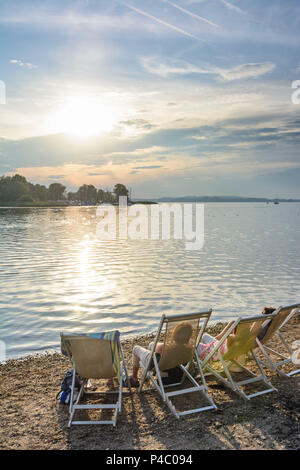 Übersee (Chiemgau), Chiemsee, Strand Lido, Menschen am Strand liegen, Sonne Sonnenuntergang, Chiemgau, Oberbayern, Bayern, Deutschland Stockfoto