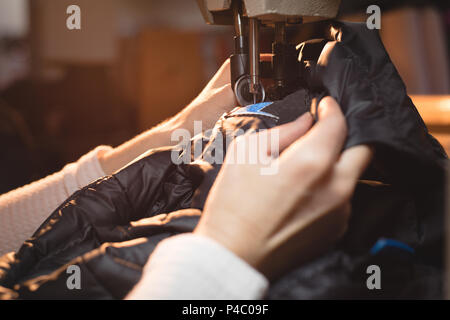 Nähen jacke Tailor mit Nähmaschine Stockfoto