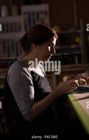 Strickende Frau wolle in der Schneiderei Stockfoto