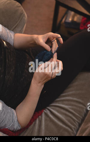 Strickende Frau wolle in der Schneiderei Stockfoto