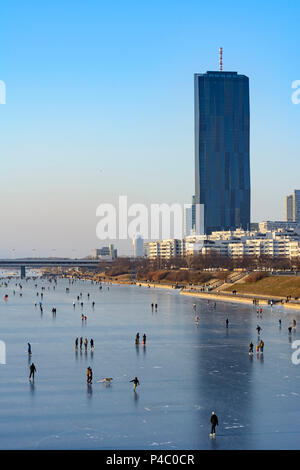 Wien, Neue Donau, gefroren, Donaucity, DC Tower, Reichsbrücke, Eisläufer, Eis, Eis, 22. Donaustadt, Wien, Österreich Stockfoto