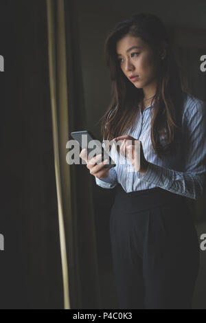Geschäftsfrau mit Handy Stockfoto