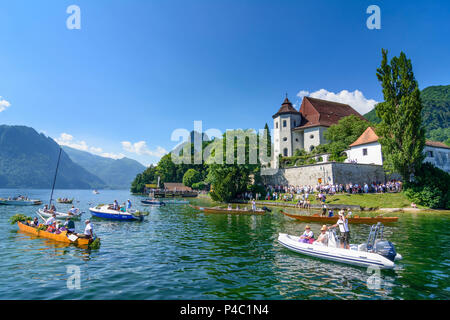 Traunkirchen, Blick vom Schiff auf den Traunsee in Corpus Christi Holiday, Halbinsel mit Kirche Traunkirchen, Salzkammergut, Oberösterreich, Österreich Stockfoto