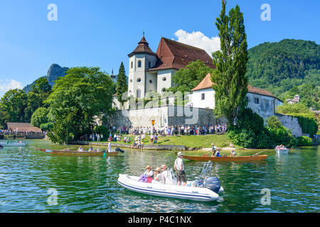 Traunkirchen, Blick vom Schiff auf den Traunsee in Corpus Christi Holiday, Halbinsel mit Kirche Traunkirchen, Salzkammergut, Oberösterreich, Österreich Stockfoto