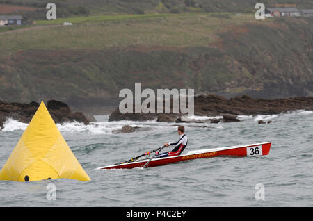 Plymouth, Großbritannien, 2009, 'Coastal Rudern Meisterschaften', 'Men's Single Scull", M1X, racing, am Meer, Offshore, 'bewegte Vergangenheit', ein Marker Boje, © Peter SPURRIER, Stockfoto