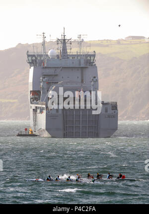 Plymouth, Großbritannien, 2009, 'Coastal Rudern Meisterschaften', 'zwei Coxed Vier, 4 X+, racing, am Heck, einer "Marine Supply Ship", verankert, Samstag, 24.10.2009, © Peter SPURRIER. Stockfoto