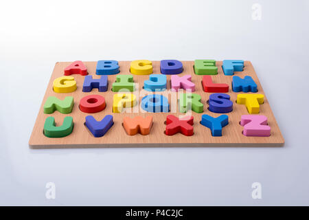 Bunte Buchstaben Bausteine an Bord auf weißem Hintergrund Stockfoto