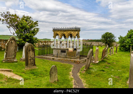 Die lokalen Viktorianische Heldin Grace Darling Grab auf dem Friedhof in Bamburgh, Northumberland, Großbritannien. Stockfoto