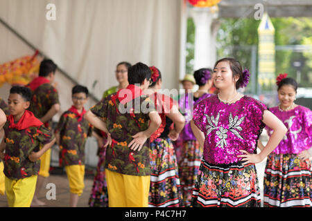 Columbus, Ohio, USA - Mai 27, 2018 Mitglieder der Sayaw FilipinOH Tanz Gruppe durchführen an den asiatischen Festival. Stockfoto