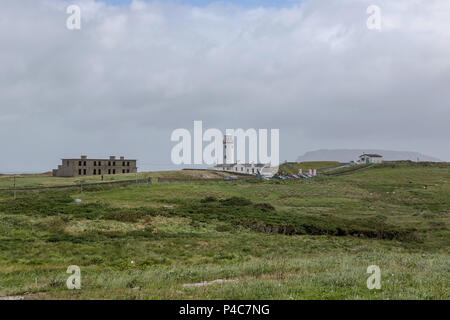 Fanad Head mit stillgelegten Kaserne nach links und Fanad Leuchtturm rechts auf der Halbinsel Fanad, County Donegal Irland. Stockfoto