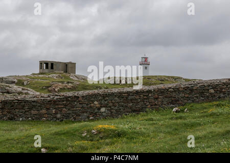 Fanad Head, einer felsigen Landzunge im County Donegal, Irland, mit einem verlassenen Küsten lookout Gebäude und Fanad Leuchtturm hinter dem Stein der Außenwand. Stockfoto