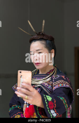 Frau gekleidet in schweren silbernen Ketten, Yao, die ethnischen Minderheiten angehören, Dorf, Maolan Lu, Libo, Provinz Guizhou, China Stockfoto
