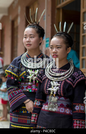 Jugendlich Mädchen gekleidet tragen schwere silberne Halsketten, Yao ethnische Minderheit Dorf Maolan Lu, Libo, Provinz Guizhou, China Stockfoto