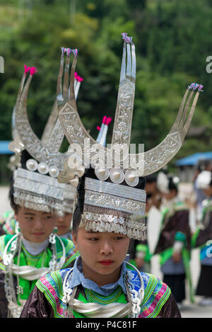 Frauen mit großen silbernen Haar Stücke, Xiaoao Miao ethnische Minderheit Dorf Jiarong, Libo, Guizho Province, China Stockfoto