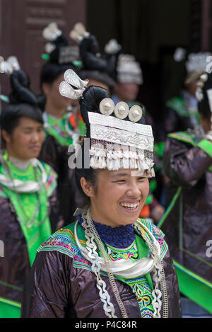 Frauen mit großen silbernen Haar Stücke, Xiaoao Miao ethnische Minderheit Dorf Jiarong, Libo, Guizho Province, China Stockfoto