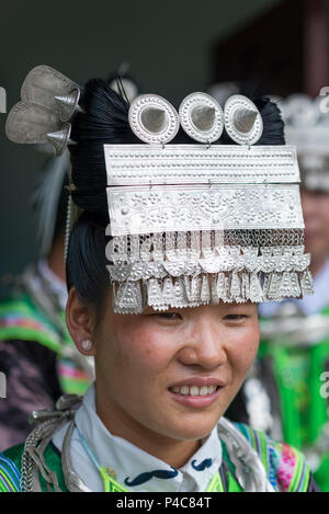 Frauen mit großen silbernen Haar Stücke, Xiaoao Miao ethnische Minderheit Dorf Jiarong, Libo, Guizho Province, China Stockfoto