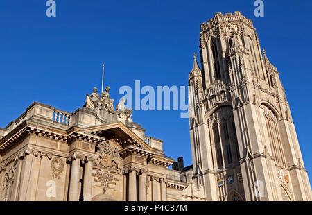 Bristol City Museum und Kunstgalerie und den Turm von der Universität von Bristol Wills Memorial Building Stockfoto