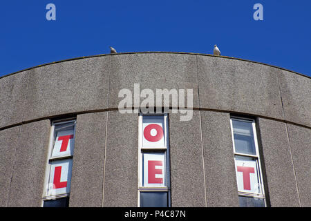 Ein Schild "Zu vermieten" in einer oberen Geschichte Fenster eines Gebäudes in Weston-super-Mare, Großbritannien Stockfoto