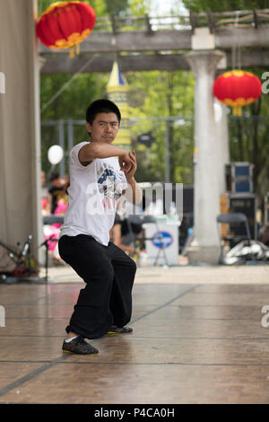 Columbus, Ohio, USA - Mai 27, 2018 Mitglieder der Ohio Wushu Akademie der chinesischen Kampfkünste durchführen an den asiatischen Festival. Stockfoto