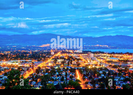 Luftaufnahme von Kelowna, British Columbia, kurz nach Sonnenuntergang auf Knox Mountain, Kanada, zeigen die Innenstadt und Wohnviertel mit hellen Nacht lig Stockfoto