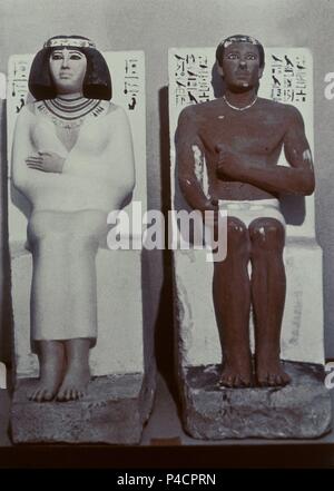 DOBLE ESTATUA DEL PPE RAHOTED O REHOTPE Y DE SU ESPOSA NOFRET. Ort: Ägyptisches Museum, Kairo, Ägypten. Stockfoto