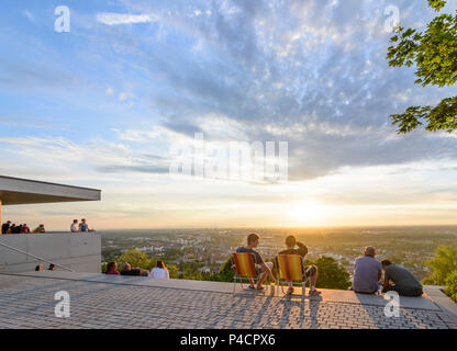 Karlsruhe, Bezirk Karlsruhe-Durlach, Blick von der Terrasse des Berges Turmberg Karlsruhe Stadt und Vogesen (Vogesen) Berge, Menschen, Kraichgau-Stromberg, Baden-Württemberg, Deutschland Stockfoto