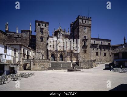 Exterieur - FACHADA PRINCIPAL DEL MONASTERIO DE GUADALUPE - SIGLO XV-ESTILO GOTICO-MUDEJAR. Lage: MONASTERIO - AUSSEN, Guadalupe, Spanien. Stockfoto