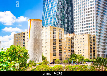 Die seltsame und doch wunderbar: La Défense in Paris, Frankreich, ein Freilichtmuseum. Stockfoto