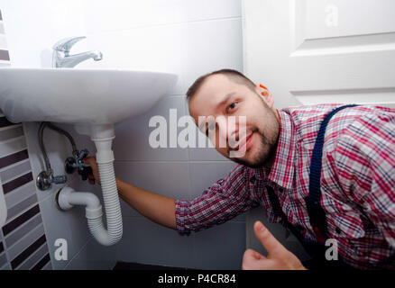 Heimwerker zur Festsetzung der Waschbecken im Wc Stockfoto